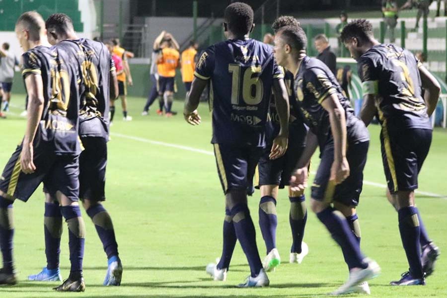 Com o Annibal fechado, Aparecidense tem disputado suas partidas no Estádio Hailé Pinheiro, na Serrinha, em Goiânia | Foto: Divulgação