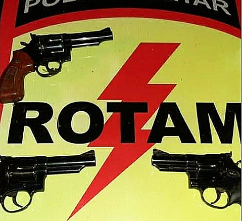 Após confronto, policiais da Rotam e da CPE apreenderam 3 revólveres de calibre 38 e uma touca balaclava | Foto: Divulgação / PM