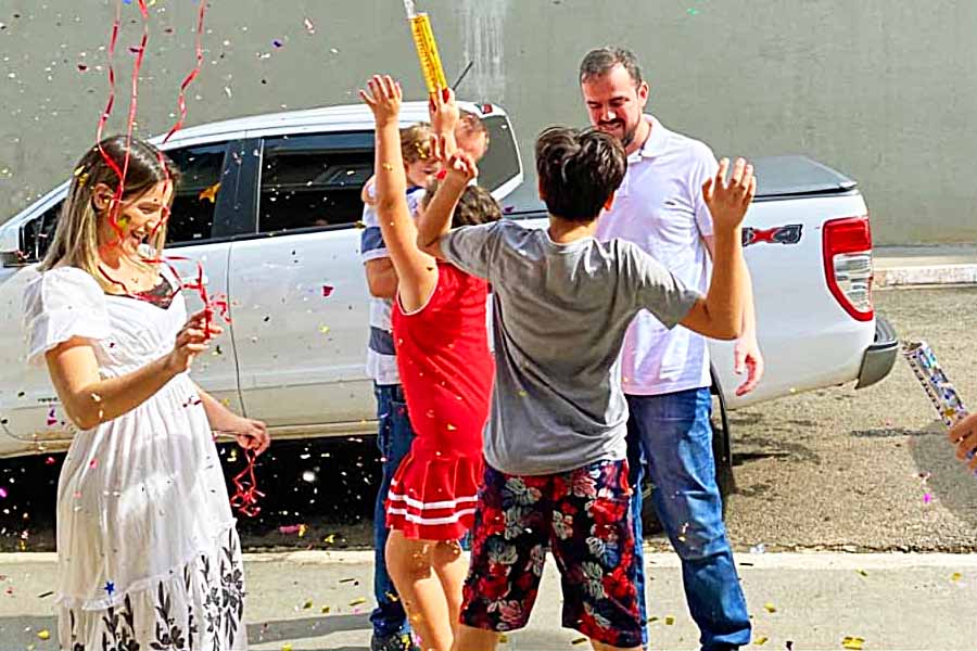 Prefeito Gustavo Mendanha foi recebido pela esposa e filhos após ganhar alta em 05.mar.2020 do Hospital Santa Mônica, onde ficou internado por 9 dias | Foto: Reprodução / Instagram
