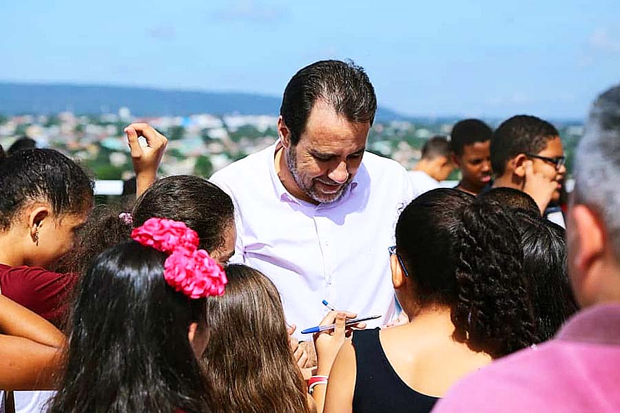 Um dos primeiros compromissos de Veter como prefeito foi receber crianças da Escola Municipal Guiomar Rosa de Oliveira, do Jd. Maria Inês, no gabinete da Prefeitura de Aparecida | Foto: Reprodução / Instagram