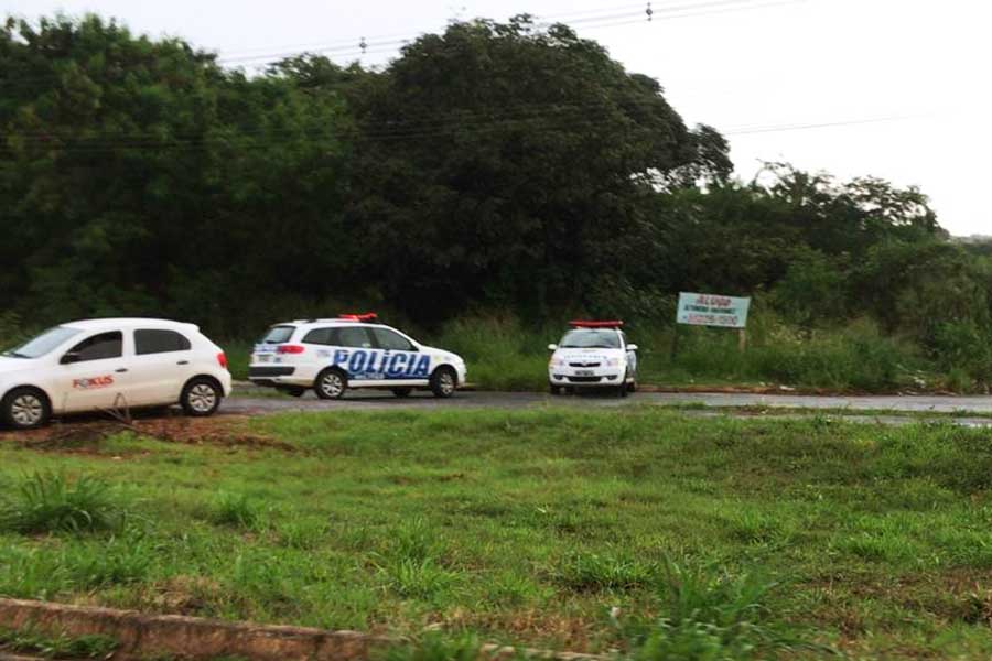 Corpo foi encontrado às margens do Córrego Tamanduá, no bairro Cidade Vera Cruz, em Aparecida de Goiânia | Foto: Leitor/FZ