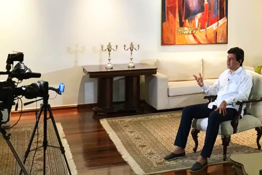 Luiz Henrique Mandetta dá entrevista ao Fantástico direto do Palácio das Esmeraldas, onde passou o fim de semana de Páscoa a convite do governador Ronaldo Caiado | Foto: Henrique Ramos/TV Anhanguera
