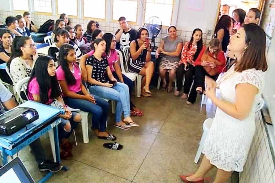 Advogada Sharon Soltak em palestra sobre cidadania promovida pela OAB Aparecida na Escola Sebastiana Lourenço Camilo, no Village Garavelo | Foto: Divulgação