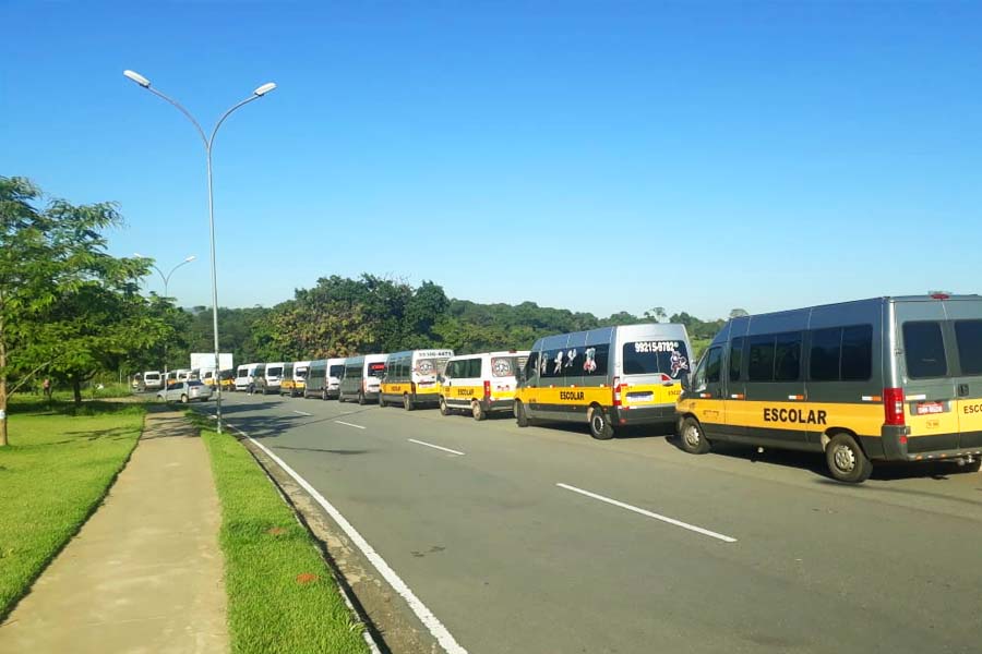 Mobilização de motoristas de vans escolares nesta 5ª feira (30), em frente ao Parque América, em Aparecida | Foto: Divulgação