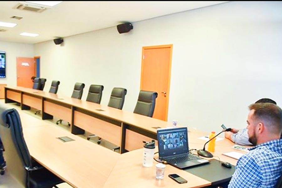 Prefeito de Aparecida, Gustavo Mendanha, em reunião por videoconferência com representantes dos poderes em Goiás | Foto: Reprodução/Instagram