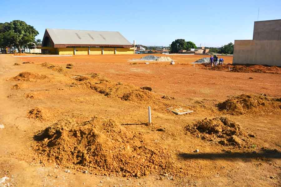 Profissionais trabalham na construção da praça do Bairro Independência | Foto: Claudivino Antunes