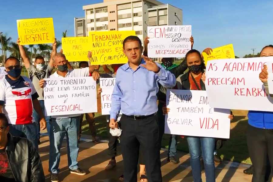Com o apoio do deputado estadual Cairo Salim, feirantes protestaram em frente à Prefeitura de Aparecida | Foto: Reprodução