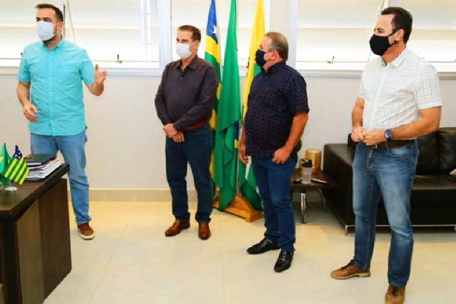 Senador Vanderlan Cardoso (PSD) esteve na Prefeitura de Aparecida | Foto: Reprodução