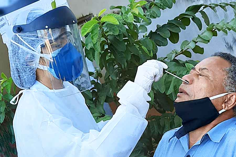Vereadores de Aparecida fazem teste para coronavírus. Na foto, Araújo (MDB) recolhe amostra para testagem | Foto: Divulgação