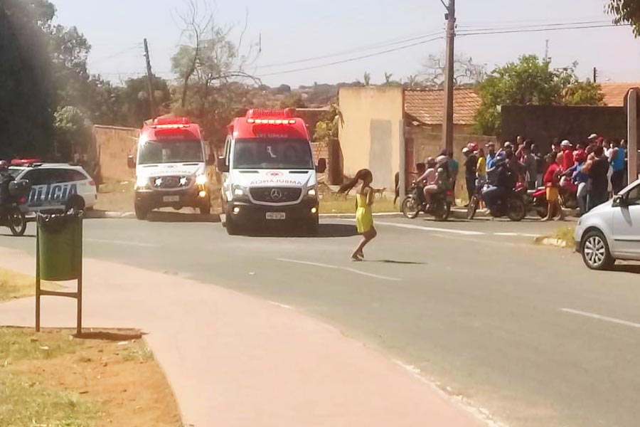 Ambulâncias do Samu e aglomeração no local do confronto | Foto: Leitor/FZ