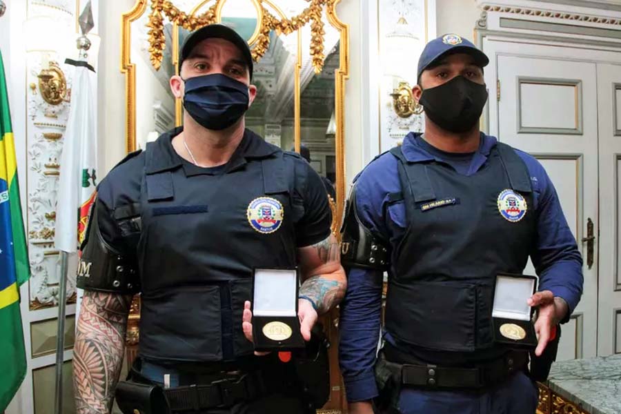 Guardas municipais ofendidos por desembargador receberam medalha de honra ao mérito | Foto: Susan Hortas/Prefeitura de Santos