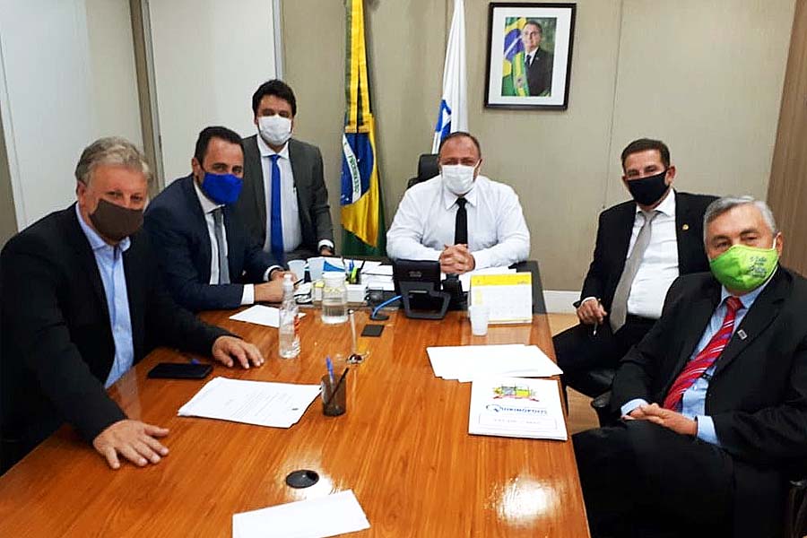 Vanderlan Cardoso, Veter Martins e o secretário de Saúde de Aparecida, Alessandro Magalhães, em reunião no Ministério da Saúde | Foto: Reprodução