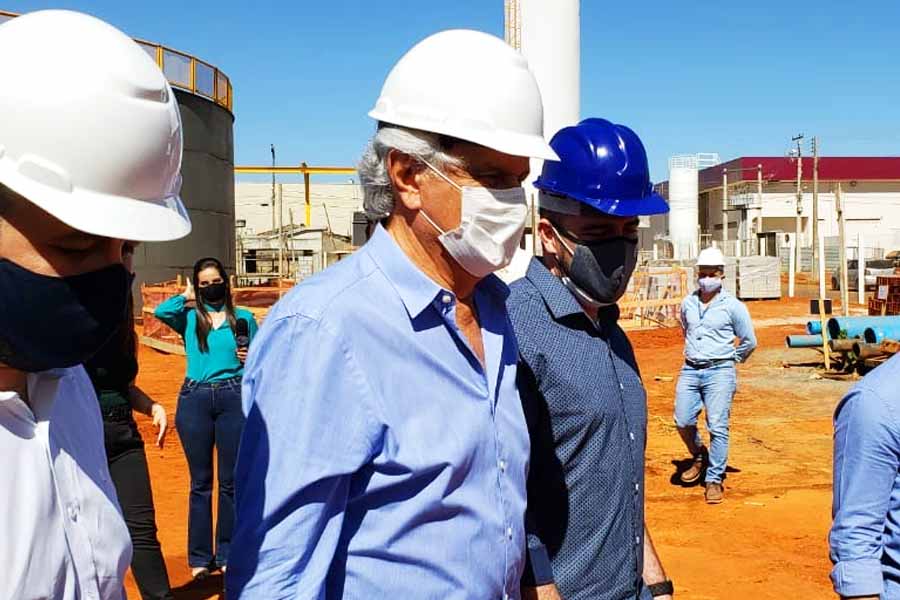 Ronaldo Caiado e Gustavo Mendanha em inspeção às obras do Linhão Central da Saneago em Aparecida de Goiânia | Foto: Folha Z