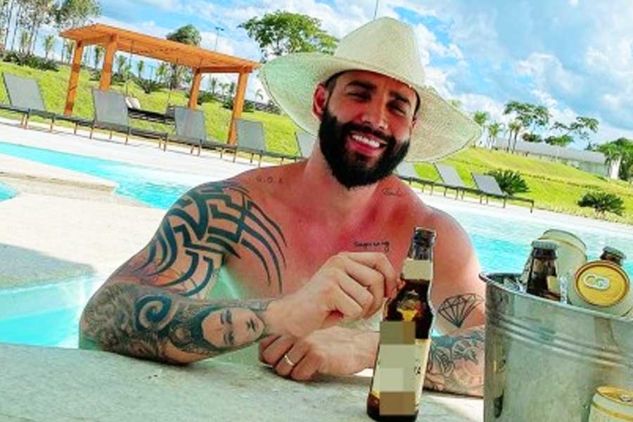 Cantor posa para foto na piscina | Foto: Reprodução