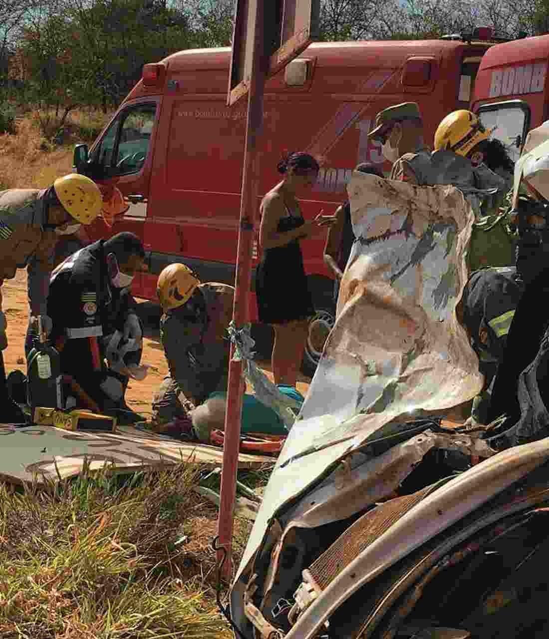 carro capota atingido rodas caminhão