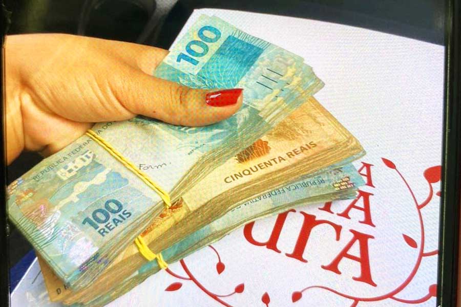 Suspeita ostentava dinheiro fruto de extorsão nas redes sociais | Foto: Divulgação/PC-GO