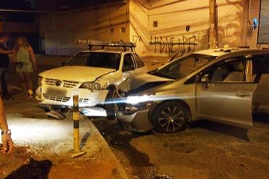 Dupla bate em carros durante fuga e acaba presa no Jardim Nova Era | Foto: Leitor / FZ